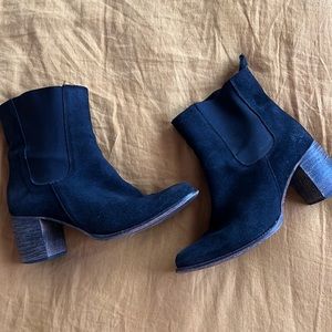 Perfect black boot. Vintage size 8. Made in Spain. Too big for me :(